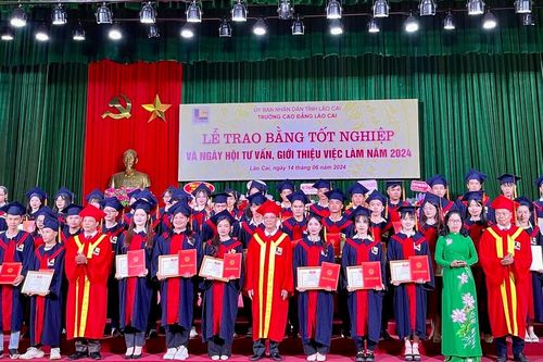 Trường Cao đẳng Lào Cai trao Bằng tốt nghiệp cho gần 400 học sinh, sinh viên