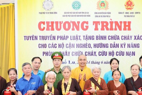 Gần 90 hộ khó khăn của thị trấn Phố Lu được tặng bình cứu hỏa