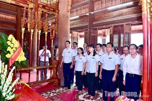 Dâng hương kỷ niệm 128 năm Ngày sinh đồng chí Hồ Tùng Mậu