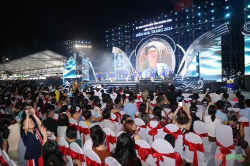 'Vịnh ngọc Nha Trang bừng sáng'