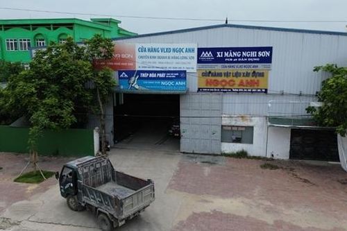 Cửa hàng VLXD sai phép 'tàng hình' trước đường vào UBND phường