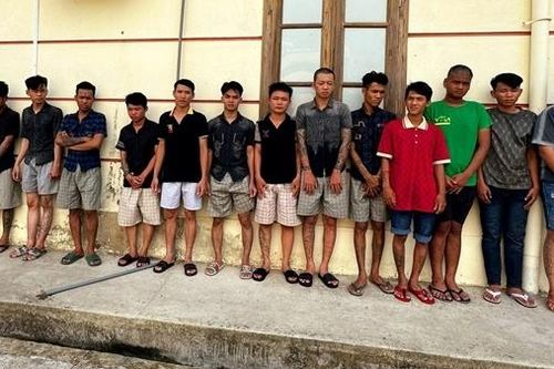Bắt giam 14 đối tượng mang dao và mã tấu đi giải quyết mâu thuẫn liên tỉnh