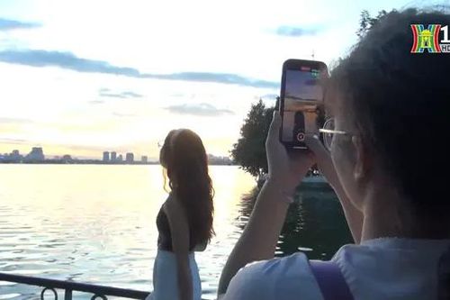 Ngắm hoàng hôn ở Hồ Tây