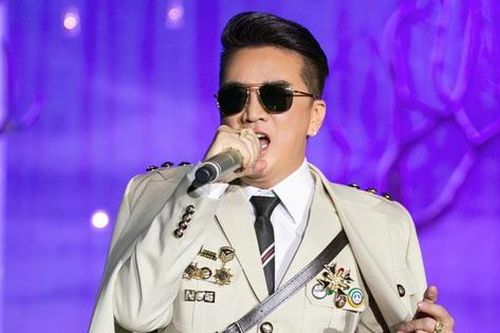 Vụ ca sĩ Đàm Vĩnh Hưng đeo 'huy hiệu lạ' và quy định cấm trong hoạt động biểu diễn nghệ thuật