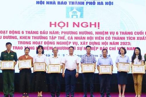 Tạp chí Công dân và Khuyến học nhận Bằng khen của Ủy ban nhân dân thành phố Hà Nội