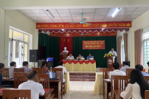 Phó trưởng đoàn chuyên trách Đoàn đại biểu Quốc hội tỉnh Bế Minh Đức dự Hội nghị Ban Chấp hành Đảng bộ xã Cai Bộ (Quảng Hòa)