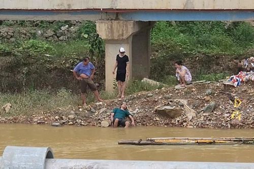Kịp thời cứu sống 2 người bị nước cuốn trôi giữa sông Hiến