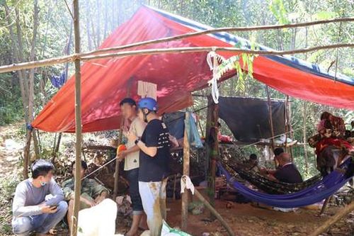 Cảnh sát cải trang, băng rừng truy bắt 'vàng tặc'