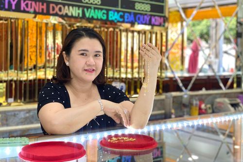 Cảnh dân đủng đỉnh mua vàng, trái ngược ở Hà Nội và TP.HCM