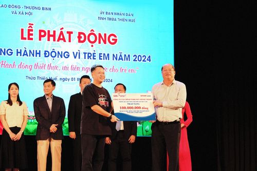 Home Credit trao tặng học bổng cho 100 học sinh có hoàn cảnh khó khăn tại Huế