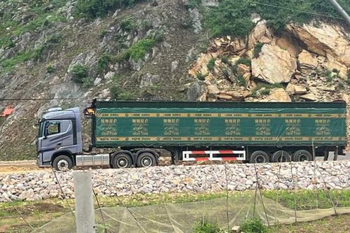 Xe đầu kéo vướng vào dây cáp, tài xế bị điện giật tử vong
