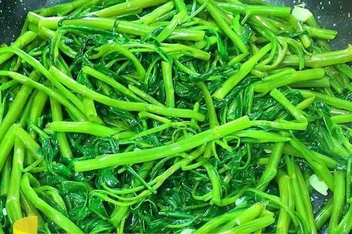 Cách xào rau muống xanh, giòn ngon đơn giản