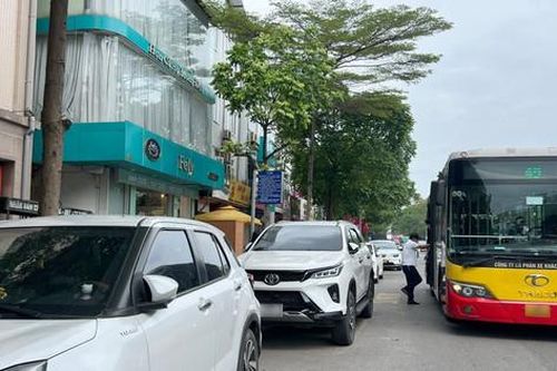 Xử lý ô tô đỗ trên vỉa hè, lòng đường: Khó khăn do quy định không thống nhất