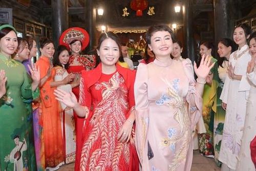Diễn viên Hoàng Yến diện áo dài của NTK Hoàng Ly trình diễn ở Việt phủ Thành Chương