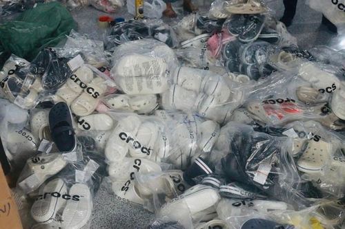 Phát hiện khoảng 7.000 sản phẩm giày, dép giả thương hiệu NIKE và Crocs