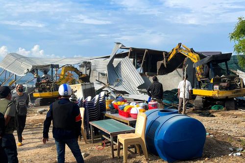 Cưỡng chế 6 hộ dân lấn chiếm đất ven biển ở Ninh Thuận