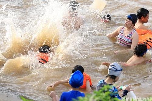 Nguy hiểm rình rập khi tắm sông