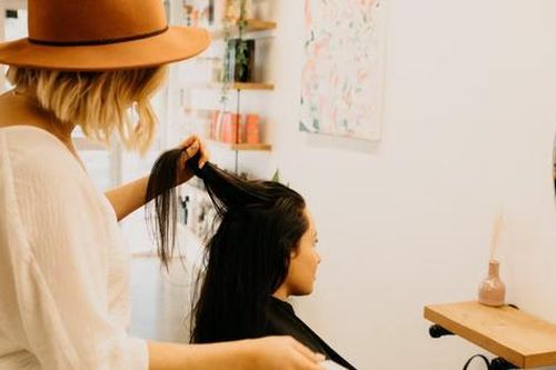 Để có được kiểu tóc ưng ý khi cắt ở tiệm, đây là những điều cần ghi nhớ