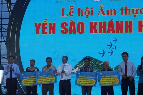 Yến sào Khánh Hòa trao 5 nhà Đại đoàn kết và 60 suất học bổng cho học sinh nghèo vượt khó