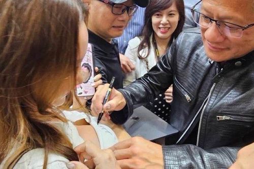 Đằng sau bức ảnh CEO Nvidia ký tên lên ngực áo fan nữ
