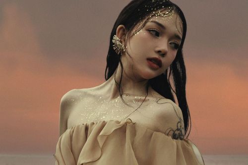 Linh Ngọc Đàm mặc 'ướt át'
