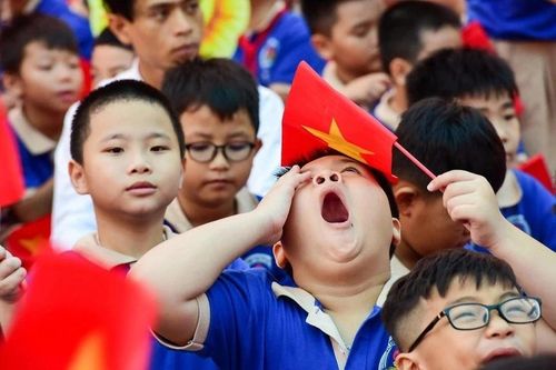 Con luôn mệt mỏi và ngủ gật khi học, bố mẹ nên làm gì?