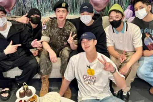 BTS, Lee Do Hyun... những ngôi sao K-biz vẫn tỏa sáng cả khi đang trong quân ngũ