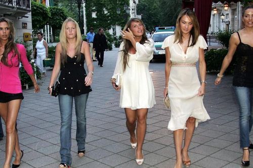 Muôn màu EURO: Có một thời, hội WAGs tuyển Anh 'quậy tung' nước Đức