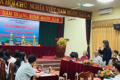Xét duyệt mẫu tượng Danh nhân văn hóa thế giới, đại thi hào Nguyễn Du đặt tại vườn hoa thị trấn Thường Tín