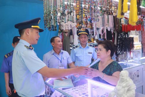 Đà Nẵng kiểm tra việc đảm bảo chất lượng sản phẩm, dịch vụ phục vụ khách tại các chợ du lịch
