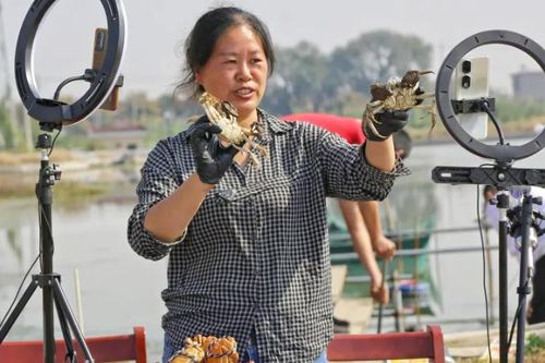 Trung Quốc: Người livestream bán hàng phải có bằng, gian dối sẽ bị cấm sóng vĩnh viễn