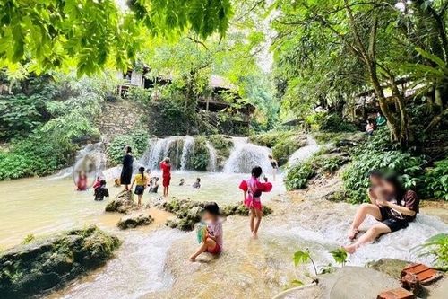 Thủy điện bất ngờ xả nước, nhiều du khách bị cuốn trôi