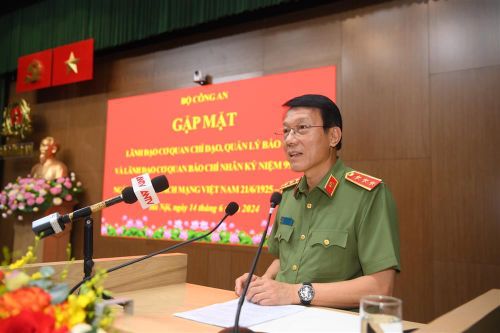 Bộ Công an trao bằng khen cho nhiều nhà báo, cơ quan báo chí