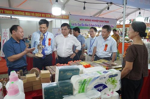 Sản vật muôn nơi quy tụ tại hội chợ công thương Bắc Trung Bộ