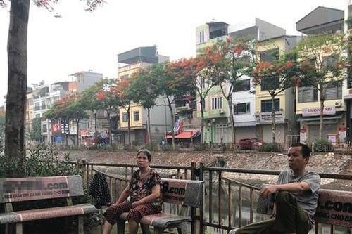 Truy tìm đối tượng sơn tên web cờ bạc lên ghế đá ở Hà Nội