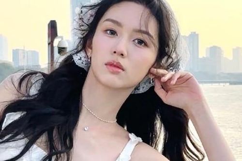 Châu Dã - sao nữ diện váy Công Trí - đang nhận chỉ trích dữ dội