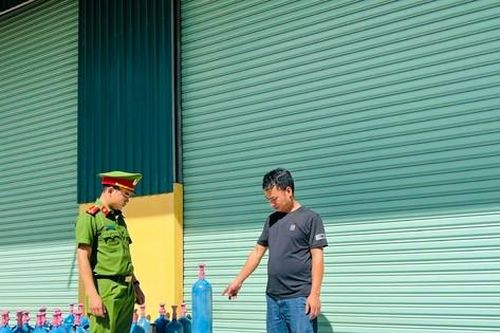 Phát hiện xe tải chở gần 2 tạ khí cười lưu thông trên Quốc lộ 1