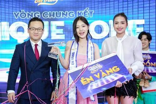 Nữ sinh ĐH Kinh tế - Tài chính TPHCM giành ngôi quán quân MC song ngữ