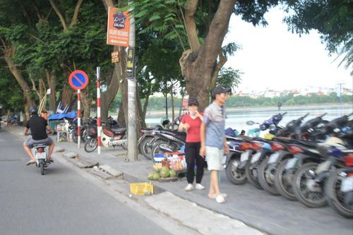 Hà Nội: Đường dạo ven hồ Linh Đàm bị lấn chiếm