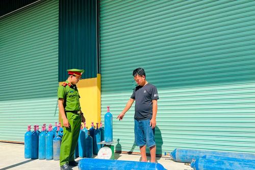 TT-Huế: Phát hiện phương tiện chở 37 bình khí cười