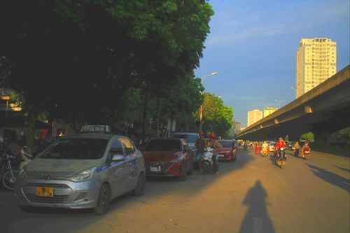 Hà Nội: Dừng, đỗ lấn chiếm lòng đường trước khu đô thị Kim Văn - Kim Lũ