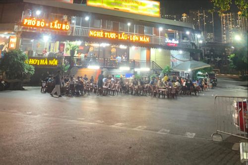 Quận Thanh Xuân (Hà Nội): Lòng đường thành 'bàn nhậu'
