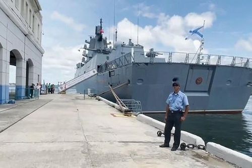 Người dân Cuba xếp hàng tham quan chiến hạm Nga