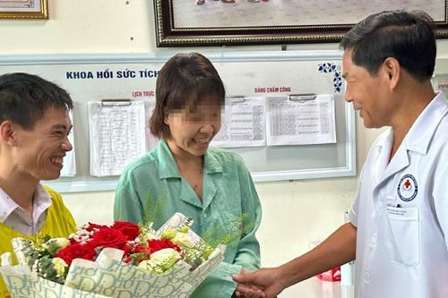 Bị sét đánh tiên lượng tử vong cao, người phụ nữ Hà Nội tươi cười ngày ra viện