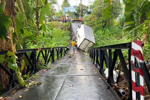 Xe tải làm sập cầu ở Đồng Tháp