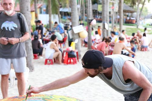 Du khách nước ngoài hào hứng vẽ tranh lên thúng ở bãi biển đẹp nhất châu Á