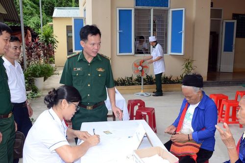 Sở Y tế và Bộ Chỉ huy Bộ đội Biên phòng Nghệ An khám, cấp phát thuốc miễn phí, tặng quà người dân xã Tam Hợp, huyện Tương Dương