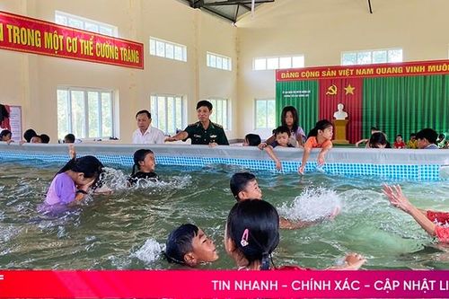 Trẻ em dân tộc Chứt hào hứng học bơi, phòng chống đuối nước