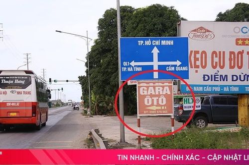 Biển quảng cáo 'kẹp' biển báo giao thông trên QL1 tuyến tránh TP Hà Tĩnh