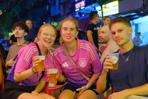 Người hâm mộ Hà Nội và du khách 'cháy' hết mình trong trận mở màn VCK EURO 2024
